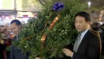 La declaració de BIC de la Festa de l’Estendard indica que l'ofrena de corones es fa «en el monument de Jaume I»