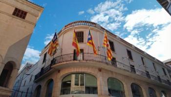Una trentena d’ajuntaments de Mallorca pengen l’estelada al seu balcó principal