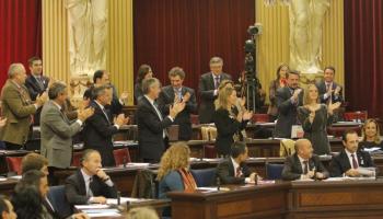 Alguns diputats del PP aplaudint. 