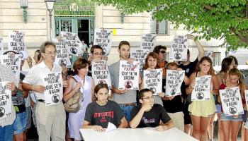 Una cinquantena d’amics, familiars i militants d’Arran es concentraren ahir horabaixa davant la Delegació de Govern. 