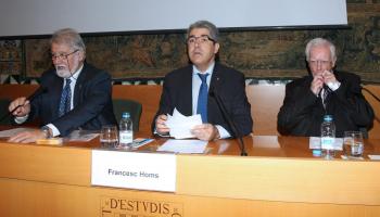 El conseller de Presidencia, Francesc Homs, amb el director del centre d'Història de Catalunya, Jaume Sobreques i el president de l'Institut d'Estudis Catalans, Joan Domènec, durant la inauguració aquest dijous del simposi. 