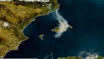 El fum de l&rsquo;incendi de la Bisbal d&rsquo;Empord&agrave; arriba a les Balears