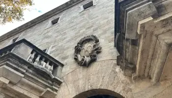 Acomiaden un treballador d'hotel per explicar els preus i els sous de la companyia en un v&iacute;deo a les xarxes socials
