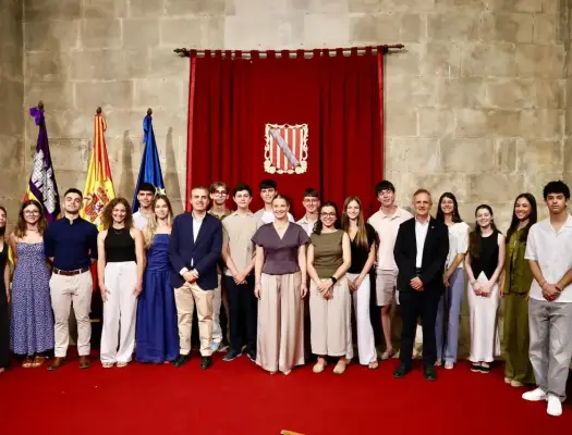[V&Iacute;DEO] Els alumnes amb millors notes de la PAU reivindiquen l&rsquo;ensenyament p&uacute;blic i en catal&agrave; davant Prohens