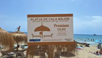 «Convertir la platja en un producte de luxe»: denuncien tarifes de fins a 125 euros a Cala Major