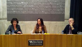 Maria Antònia Font, representant de l'STEI-i i els periodistes Amàlia Garrigós i Pere Estelrich durant l'acte celebrat a Sa Nostra.