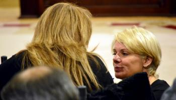 Camps d'esquena xerra amb la diputada Aguiló, al Ple d'aquest dimarts. 