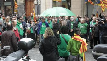 Imatge de la concentració a l'exterior del Parlament, coincidint amb l'aprovació de la Llei de Símbols.