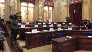Els diputats del PSIB, MÉS, així com els dos no adscrits, han abandonat la sala de plens instants abans de començar la votació final del text. 