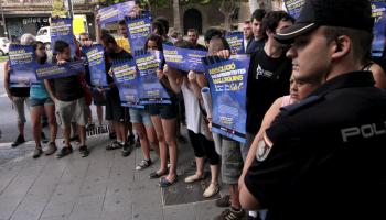 Desenes de joves esperaven la sortida dels quatre acusats. Fotos: J. Morey.
