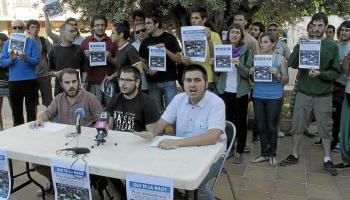 D’esquerra a dreta: Lluc Gayà, Pau Mas i Òscar Adrià, ahir horabaixa davant la Conselleria.