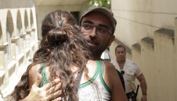 El professor Amadeu Corbera, detingut dilluns, rep l’afecte de la seva companya Yanhire, en sortir de declarar.