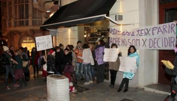 Una vintena de persones es va concentrar divendres davant Delegació de Govern per protestar contra la modificació restrictiva de la Llei de l'Avortament. 