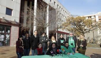 Imatge dels docents davant la Conselleria de Joana Maria Camps.