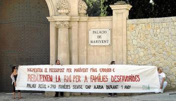 Els manifestants desplegaren la pancarta a les portes de Marivent poc minuts abans de les 11 hores d’ahir.