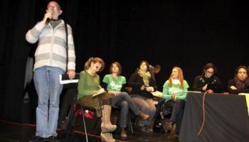 March ha dirigit unes paraules als assistents a la reunió de Petra.