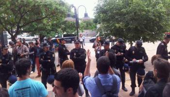 Els agents han fet fora els estudiants de l'edifici de la Conselleria i els han anat identificant.