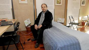 Jaume Bonet, que pertany a Jubilats per Mallorca, a l'habitació habilitada al casal Can Alcover, on té lloc la vaga de fam.