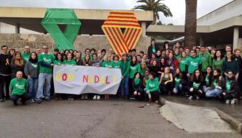 A l'IES de Felanitx desitjaren un bon Nadal amb aquesta foto de família on es veuen dos grans llaços penjats al centre.