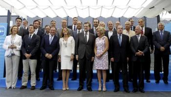 Bauzá, al darrere de Rajoy, en una anterior trobada dels líders regionals del PP.