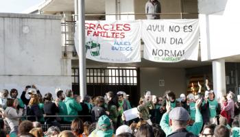 March, aquest dimarts, mirant la concentració de suport dels docents al centre on treballa.
