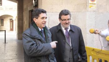 L'expresident Matas sortint dels jutjats amb el seu advocat el dia que fou condemnat per suborn.