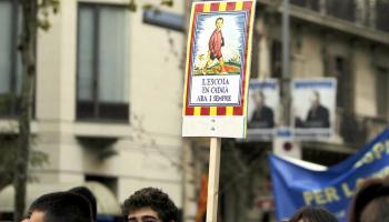 Manifestació d'estudiants amb un cartell favorable a mantenir la vehicularitat del català a les aules.