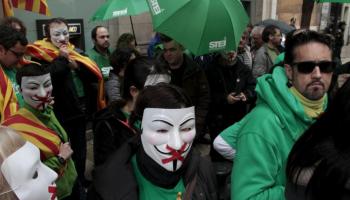 Protesta al carrer tenyida de verd i enllaçada amb les quatre barres el dia que la majoria absoluta del PP aprovava al Parlament la Llei de Símbols.