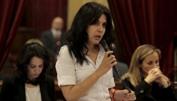 La consellera de Família, Sandra Fernández, durant una intervenció a la Cambra balear.
