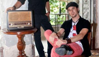 'L’Hort' mostra la vessant més 'folk', rural i eivissenca d'aquest disc.

 

