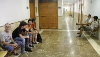 Alguns dels joves, esperant a passat davant el jutge.