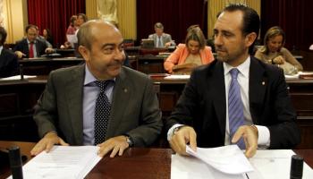 Gómez i Bauzá durant un Ple al Parlament.