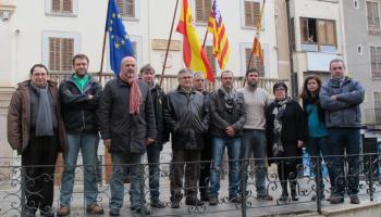 Biel Barceló, diputat i coordinadors de MÉS, al costat dels batles i regidors de la coalició durant l'acte de protesta contra el nou decret de la llei de símbols plantejat pel Govern Bauzá.