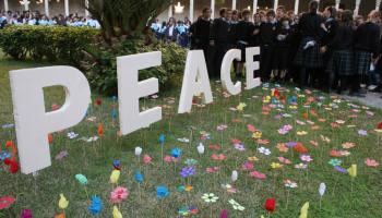 Alumnes de centres de Palma celebrant el Dia de la Pau. 