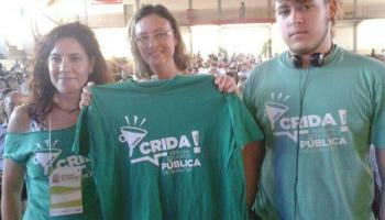 La ministra de la Secretaria de Drets Humans de Brasil, Maria do Rosário Nunes, posa amb la camiseta verda dels docents balears.