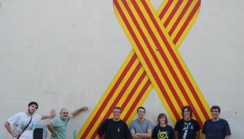 Mural d'Enllaçats per la Llengua realitzat a Esporles.