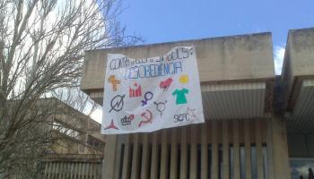 Pancarta que va aparèixer al costat d'un dels accessos a l'edifici Ramon Llull del campus universitari.