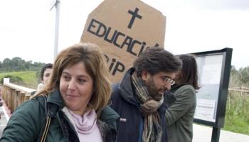 Camps i un dels seus assessors durant la visita aquest dijous al CEIP Tramuntana de Maó. 