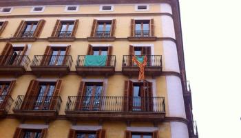 En el cas de Cort, El Círculo Balear denuncia que el llaç quadribarrat es manté penjat d'un dels balcons posteriors del consistori. De fet, encara que l'entitat no ho afirmi, es tracta del balcó exterior de les oficines del grup municipal de MÉS per Palma.