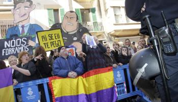 Protesta dels ciutadans en una de les compareixences d'Iñaki Urdangarin en el marc de la mateixa causa judicial.