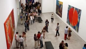 Visitants a l'exposició de José Manuel Broto.