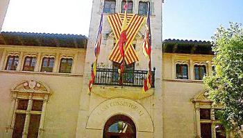 El llaç quadribarrat presidint el consistori d'Alcúdia, en una imatge d'arxiu.