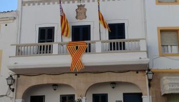 Amb aquesta decisió podrà retornar el llaç quadribarrat a la façana de l'Ajuntament de Ferreries.