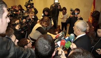 El jutge degà atenent els mitjans. 