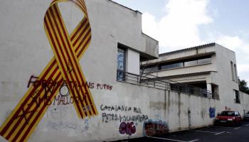 ESPORLES. EDUCACION. LAZO PINTADO DE LA BANDERA CUATRIBARRADA DEL COLEGIO GABRIEL COMAS DE ESPORLES