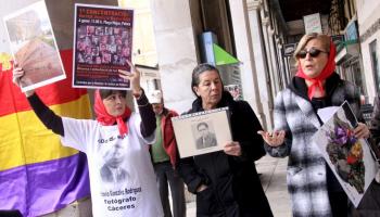 Desenes de persones van participar en la concentració per la Veritat, Justícia i Reparació convocada per Memòria Històrica de Mallorca. 