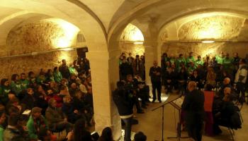 Devers un centenar de persones vestides amb la camiseta de la Crida censuraren l'actitud del Govern de forma silenciosa.