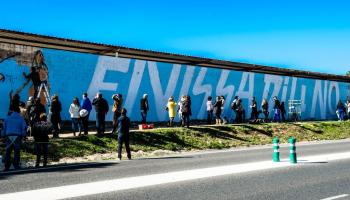 Gran mural pintat a Eivissa per censurar la recerca d'hidrocarburs.