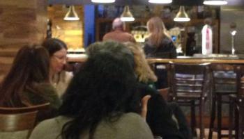 Al fons, Castro i la seva parella, a la barra. 