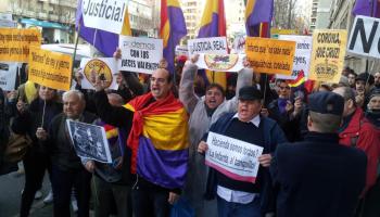 Desenes de manifestants amb banderes republicanes s'han concentrat davant les portes del jutjat. També hi ha activistes en contra de les prospeccions petrolíferes i representants dels moviments educatius.